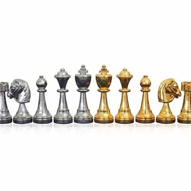Vergoldete und versilberte Figuren des Fleuri-Sets frontal auf weißem Hintergrund aufgereiht