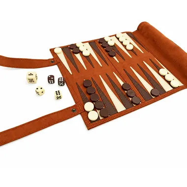 Aufrollbares braunes Backgammon geöffnet mit Steinen und Würfeln