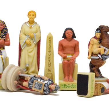 Alternative view of Schachspiel Römische gegen Ägyptische in Harz & Schachbrett aus Kunstleder Bordeaux