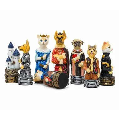 Schachfiguren mit Hunden und Katzen aus Harz aufgereiht, Detailansicht der Figuren