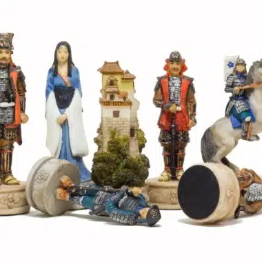 Alternative view of Schachspiel Samurai aus handbemaltem Resin und Schachbrett aus blauem Kunstleder mit Goldakzenten
