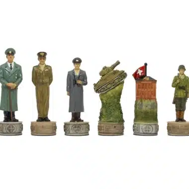 Reihe von Schachfiguren mit deutschen Offizieren, Panzer und Schweizer Soldat