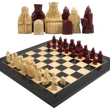 Großes Schachspiel Isle of Lewis aus rotem und cremefarbenem Harz & Schachbrett aus lackiertem Holz