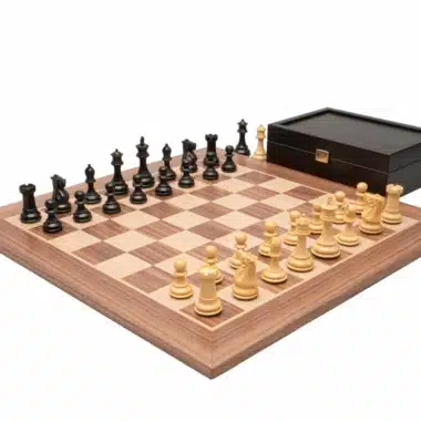 Komplettes Schachset Highclere mit Walnuss-Ahorn-Schachbrett und Box
