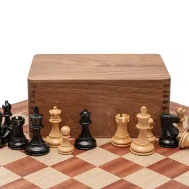 Geschlossene Aufbewahrungsbox aus Rosenholz umgeben von den Staunton-Figuren auf dem Brett