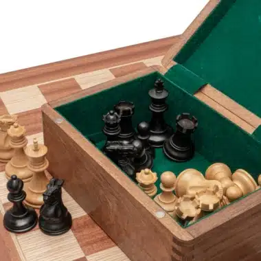 Nahaufnahme der geöffneten Box mit grün gefilztem Innenraum, in dem die Staunton-Figuren verstaut sind