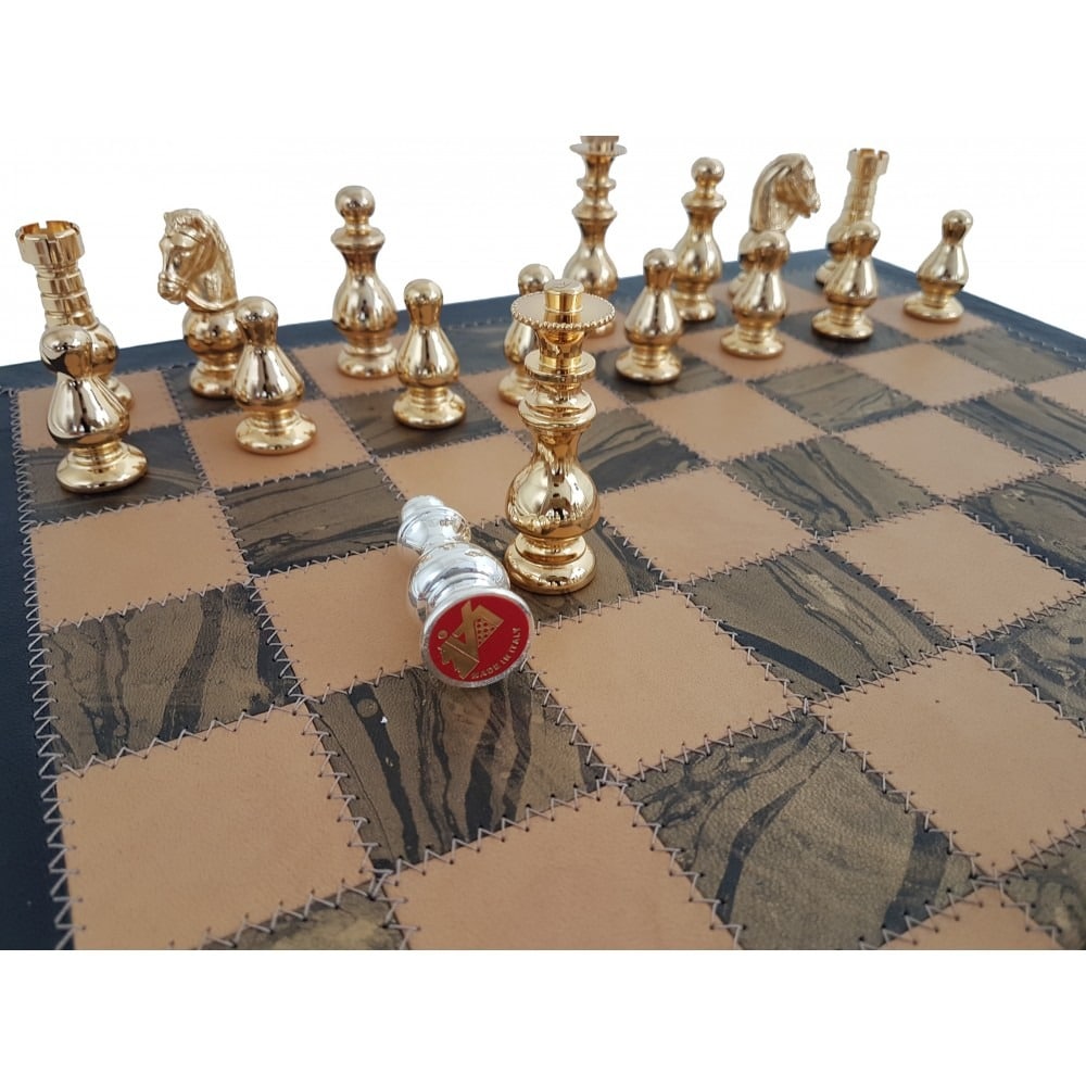 Luxus Schachspiel aus Messing mit Gold- und Silberbeschichtung und echtem italienischem Leder-Schachbrett – Bild 2