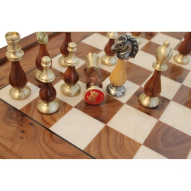 Alternative view of Schachspiel Grand Oriental - Schachbrett aus Wurzelholz und Ulmenholz & Schachspiel aus massivem Messing und Holz