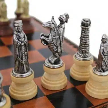 Mittelalterliches Schachspiel - Schachbrett Dame & Backgammon aus braunem / schwarzem Kunstleder mit Aufbewahrung & Metallschachspiel – Bild 3