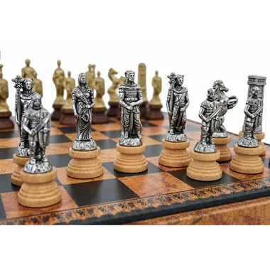 Schachfiguren Römer und Barbaren aus Metall, Detailansicht auf dem Brett