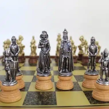 Alternative view of Schachspiel Mary Stuart - Schachbrett auf Fuß in Messingoptik mit Holzrahmen & Schachspiel aus Metall und Holz