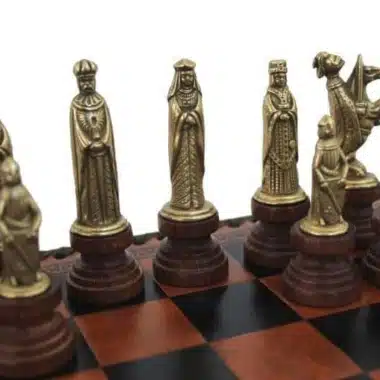 Alternative view of Mittelalterliches Schachspiel - Schachbrett Dame & Backgammon aus braunem / schwarzem Kunstleder mit Aufbewahrung & Metallschachspiel
