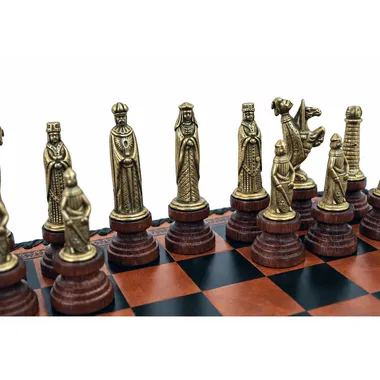 Detail der goldfarbenen mittelalterlichen Schachfiguren mit König, Dame und Figuren