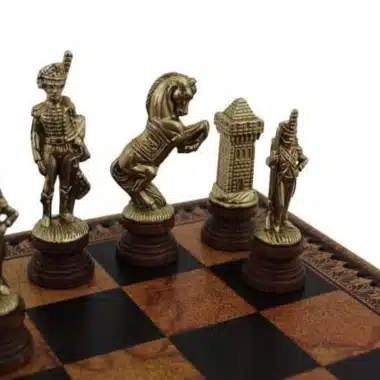 Detail der goldfarbenen Napoléon-Figuren: Springer, Turm und Bauer auf dem Brett