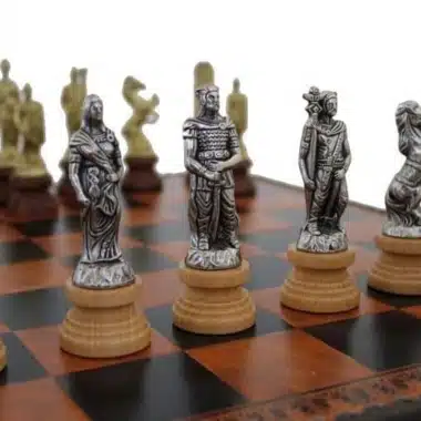 Alternative view of Römisches vs. Barbarisches Schachspiel - Schachbrett, Dame und Backgammon aus braunem / schwarzem Kunstleder mit Aufbewahrungsfach & Schachspiel aus Metall und Holz