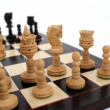 Alternative view of Schachspiel aus dunklem Rosenholz mit geschnitzten Figuren