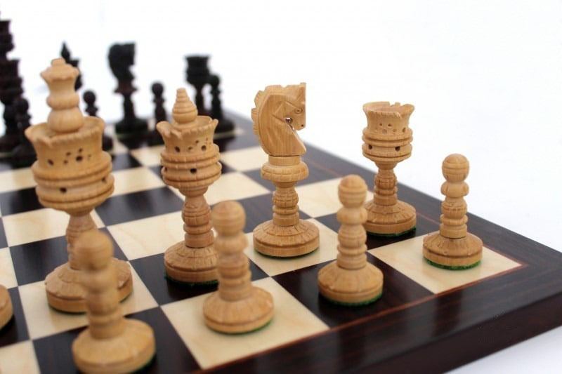 Schachspiel aus dunklem Rosenholz mit geschnitzten Figuren – Bild 2
