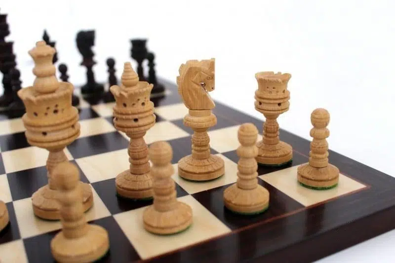 Schachspiel aus dunklem Rosenholz mit geschnitzten Figuren – Bild 2