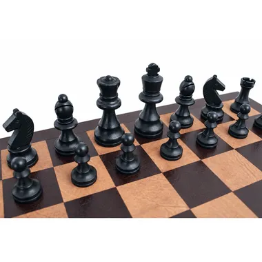 Schwarze Staunton-Figuren aus der Nähe auf den Feldern des Lederschachbretts