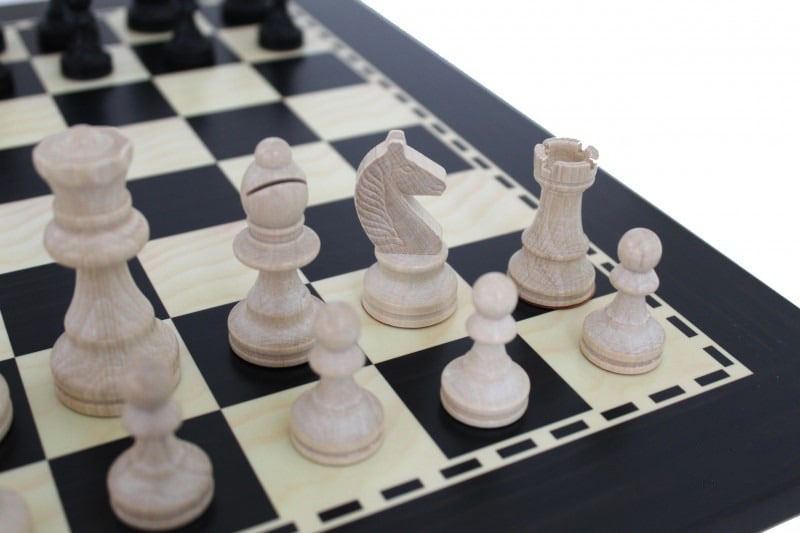 Schachspiel und Schachbrett aus Schwarz- und Weißholz mit Holzaufbewahrungskoffer – Bild 3
