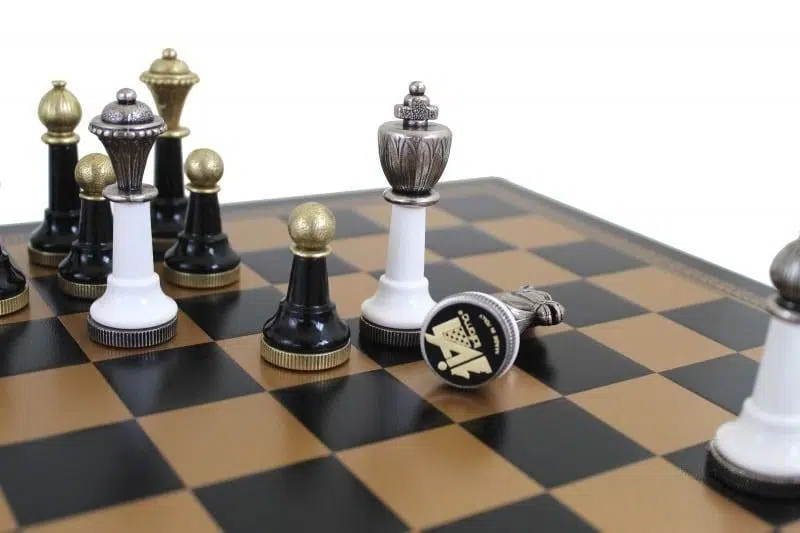 Schachspiel Staunton aus lackiertem Schwarz und Weiß Holz und Schachbrett aus Kunstleder in Gold und Schwarz – Bild 3