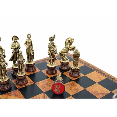 Detail der goldenen Napoleon-Figuren, Dame und Springer auf dem Schachbrett