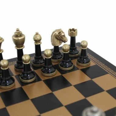 Alternative view of Schachspiel Staunton aus lackiertem Schwarz und Weiß Holz und Schachbrett aus Kunstleder in Gold und Schwarz