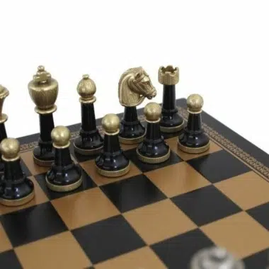 Alternative view of Schachspiel Staunton aus lackiertem Schwarz und Weiß Holz und Schachbrett aus Kunstleder in Gold und Schwarz