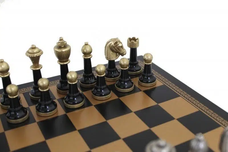 Schachspiel Staunton aus lackiertem Schwarz und Weiß Holz und Schachbrett aus Kunstleder in Gold und Schwarz – Bild 2