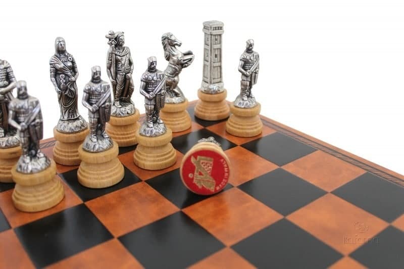 Schachspiel Römer gegen Barbaren und Schachbrett aus Kunstleder Braun / Schwarz – Bild 3