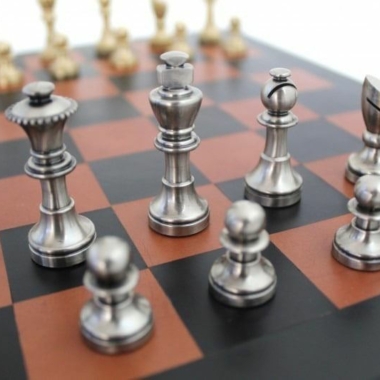 Alternative view of Kleines Modernes Schachspiel aus Handgefertigtem Messing & Echtem Leder Schachbrett