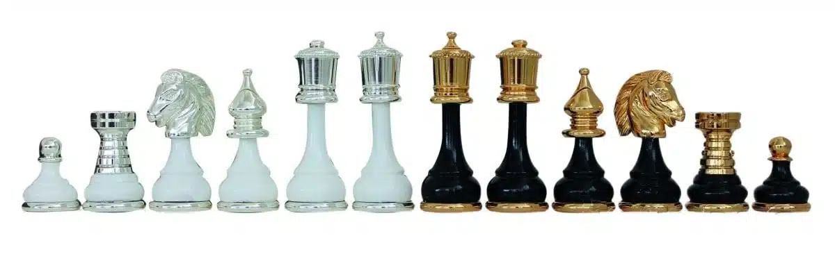 Schachspiel aus massivem Messing und Holz mit Gold- und Silberbeschichtung & Schachbrett in Schwarz auf Holz- und Carrara-Marmorfuß – Bild 4