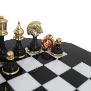 Detail der goldenen Messingfiguren, Springer und Läufer, auf schwarz-weißem Schachbrett