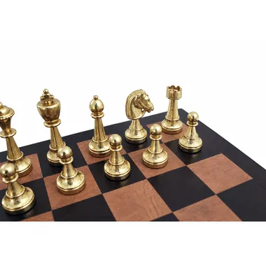 Goldene Staunton-Schachfiguren aus Metall auf dem Lederschachbrett