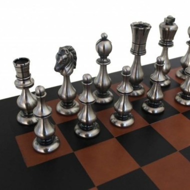 Alternative view of Schachspiel Grand Oriental aus massivem Messing & Schachbrett aus echtem Leder