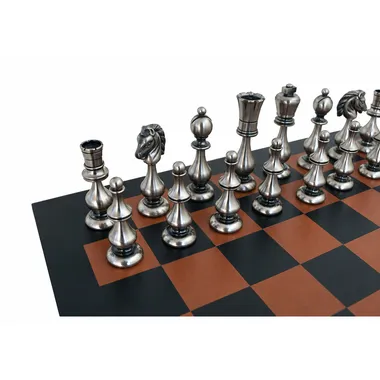 Silberfarbene Figuren des Grand Oriental Schachspiels diagonal auf dem Lederbrett
