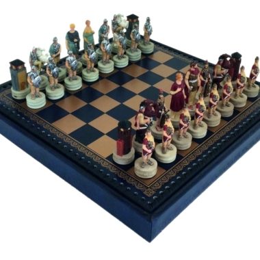 Schachspiel Römer gegen Griechen aus Harz und Schachbrett aus Kunstleder in Gold und Blau mit Stauraum