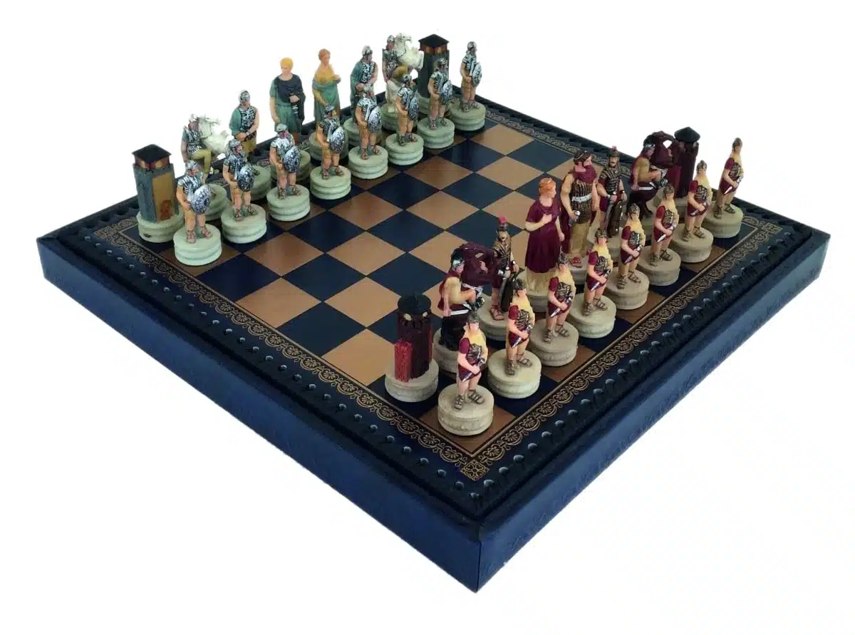 Schachspiel Römer gegen Griechen aus Harz und Schachbrett aus Kunstleder in Gold und Blau mit Stauraum