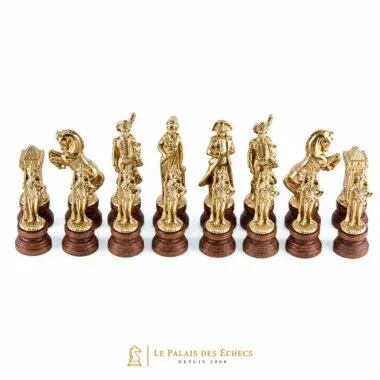 Napoléon-Schachfiguren aus goldfarbenem Metall aufgereiht auf Holzsockel