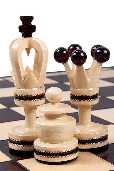 Klappbares Schachbrett und Schachfiguren aus Holz – Bild 6