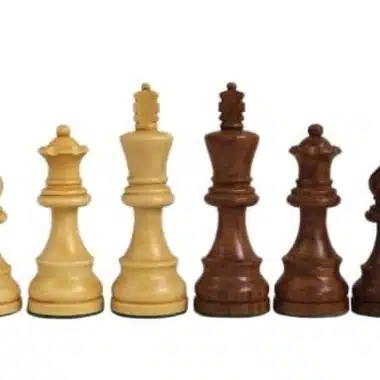 Schachfiguren aus Akazienholz, König, Dame und Läufer gegenüberstehend