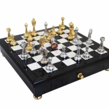 Staunton Schachfiguren aus Gold- und Silberbeschichtung und Schachbrett auf Holzsockel aus schwarzem und weißem Wurzelholz mit Aufbewahrungsschublade