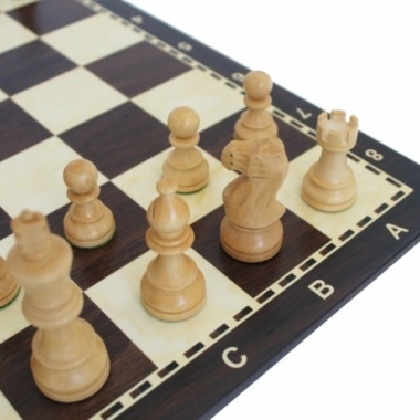 Alternative view of Großes Staunton Schachspiel aus Akazienholz und Schachbrett aus Holz mit alphanumerischer Kennzeichnung