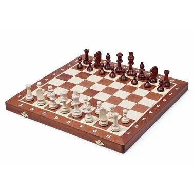 Klappbares Schachbrett aus Holz mit braunen und naturfarbenen Figuren in Spielaufstellung