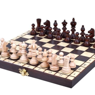 Kleine Schachfiguren aus Holz und faltbares alphanumerisches Holzspielbrett