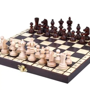 Kleine Schachfiguren aus Holz und faltbares alphanumerisches Holzspielbrett