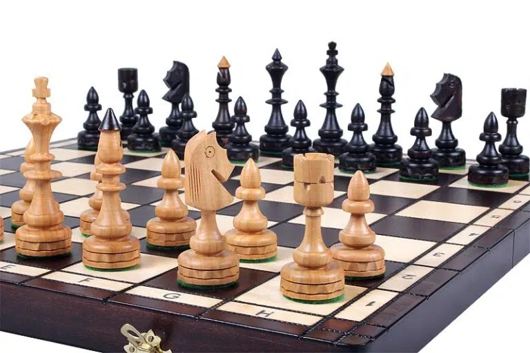Großes Schachspiel und faltbares Holzspielbrett mit Aufbewahrung