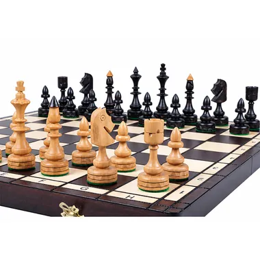 Schachspiel aus hellem und schwarzem Holz auf dem Klappbrett