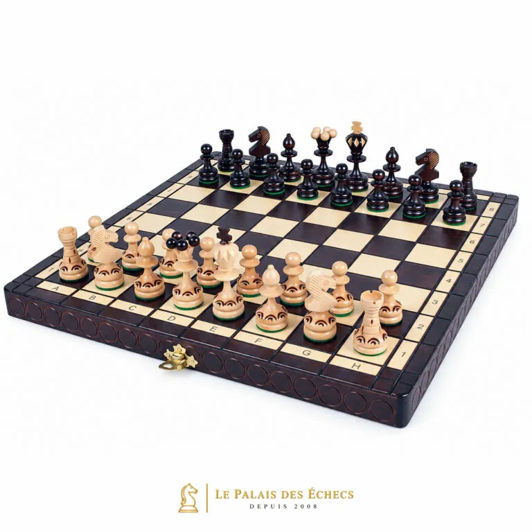 Klappbares Schachspiel aus Holz Pearl, geöffnetes Schachbrett mit aufgestellten Figuren