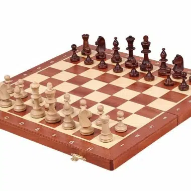 Schachbrett und Schachspiel aus Holz mit Aufbewahrung